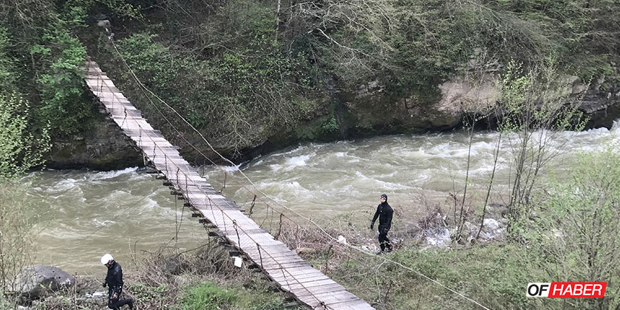 Trabzon'da Polis Aracının Dereye Devrilmesi