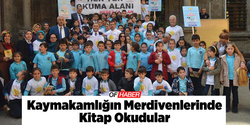 Kaymakamlığın Merdivenlerinde Kitap Okudular