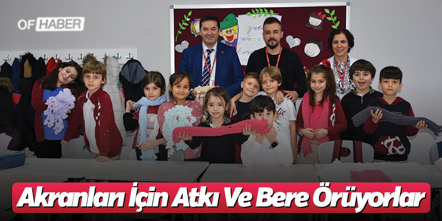 Akranları İçin Atkı Ve Bere Örüyorlar