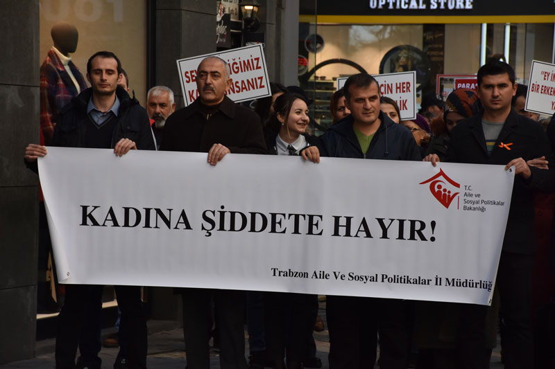 Trabzon'da Kadınlar Erkeklerin Desteği İle Şiddete Karşı Yürüdü