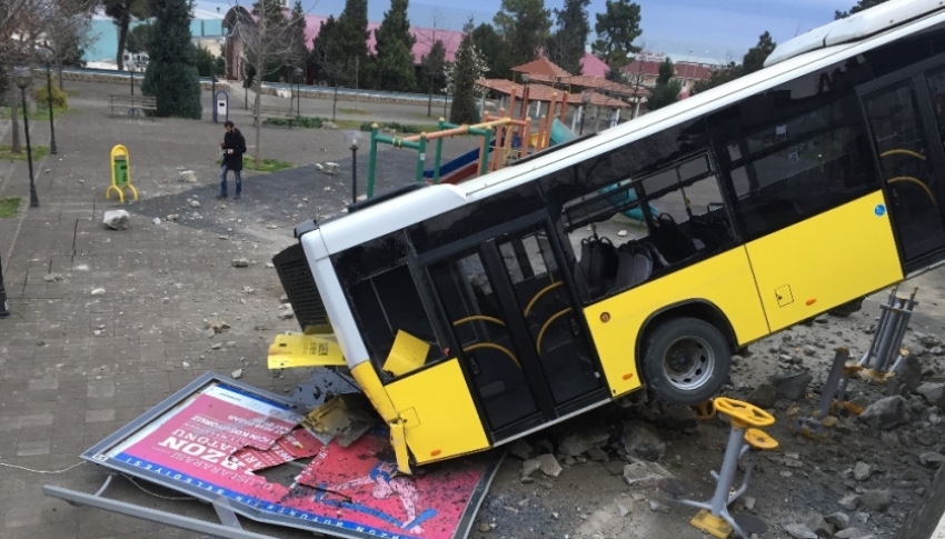 Rampada Kayan Belediye Otobüsü Çocuk Parkına Düştü