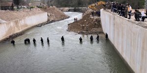 Trabzon'da Polis Aracının Dereye Devrilmesi