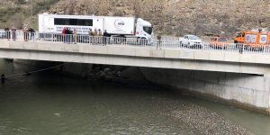 Trabzon'da Polis Aracının Dereye Devrilmesi