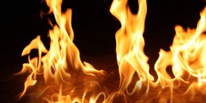 Trabzon'da seyir halindeki otomobil yandı