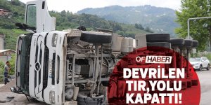 Trabzon'da Devrilen Tır Yolu Kapattı
