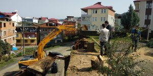 Okulun Bahçe Duvarı Yıkım Sırasında Devrildi