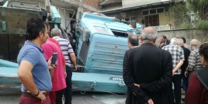 Trabzon'da Freni Arızalanan Vinç Devrildi