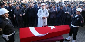 Otomobilin Kontrol Noktasında Polise Çarpması